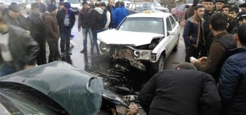Əvvəl ağaca, sonra taksiyə çırpıldı - FOTO