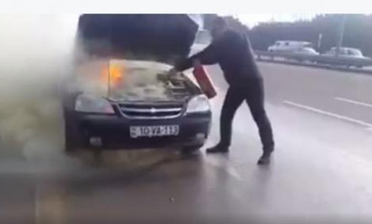 Yanan maşını yanğınsöndürən balonla söndürə bilmədilər – Bakıda