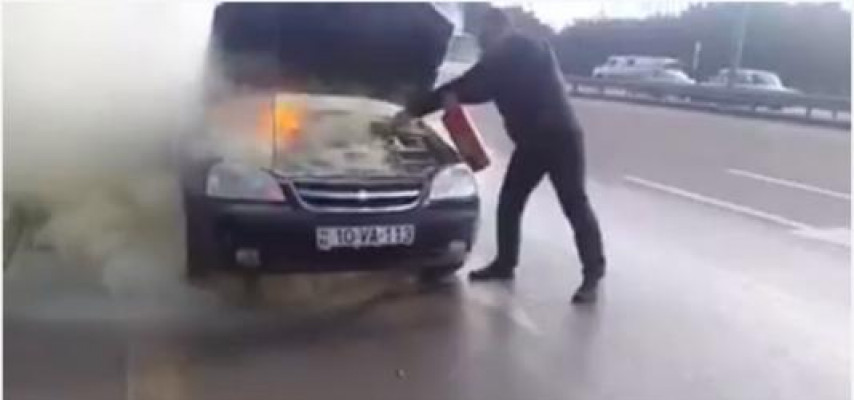 Yanan maşını yanğınsöndürən balonla söndürə bilmədilər – Bakıda