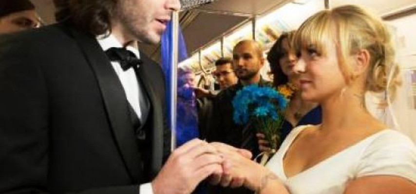 Metro vaqonunda nikah mərasimi