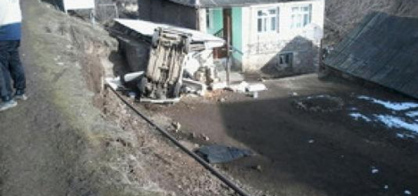 Tovuzda ağır yol qəzası baş verib, sürücü dünyasını dəyişib