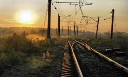 Bakıda minik maşını teplovozla toqquşub, xəsarət alan var