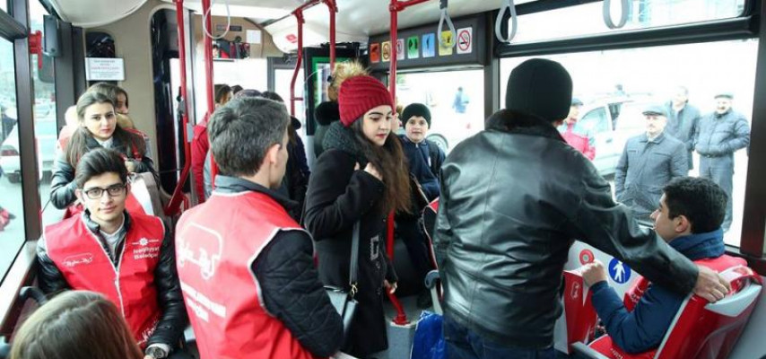 Avtobusda yaşlılara yer verməyən gənclərdən inanılmaz hərəkətlər