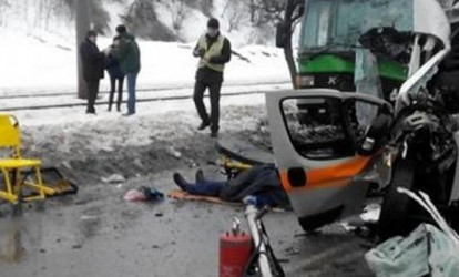 “Təcili yardım” maşın avtobusla toqquşdu: 4 ölü, 8 yaralı