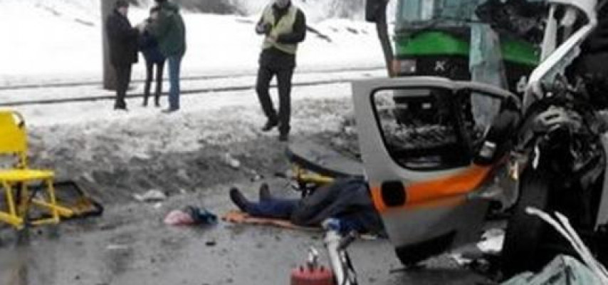 “Təcili yardım” maşın avtobusla toqquşdu: 4 ölü, 8 yaralı
