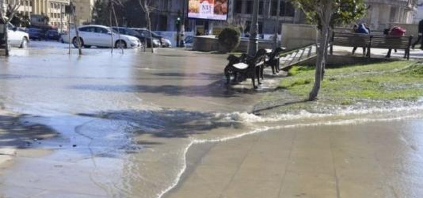 “Nizami” metrosunun ətrafını su basdı