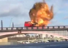 Ceki Çan London körpüsündə avtobus partlatdı – VİDEO