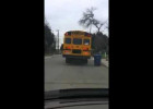Məktəb avtobusu sürücüsündən nümunəvi hərəkət