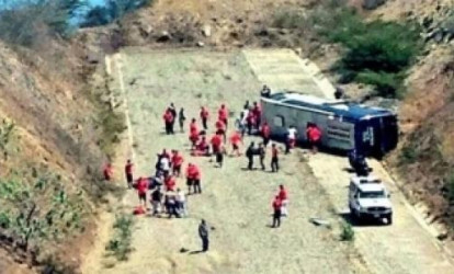 Futbolçuları daşıyan avtobus aşdı