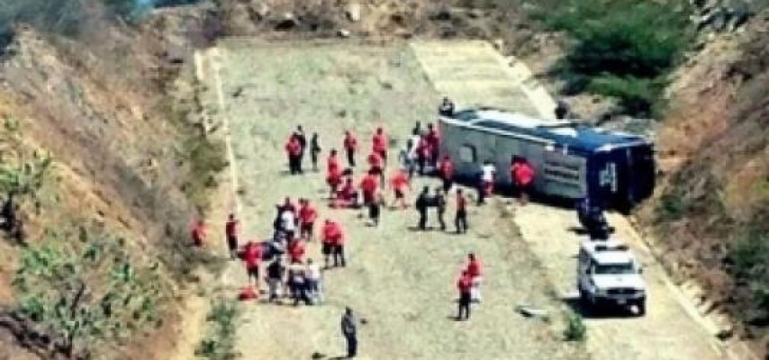 Futbolçuları daşıyan avtobus aşdı