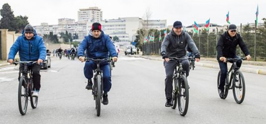 Deputatlar velosiped sürdü - FOTOLAR