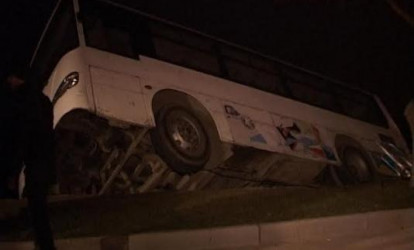 Bakıda sərnişin avtobusu qəzaya uğrayıb