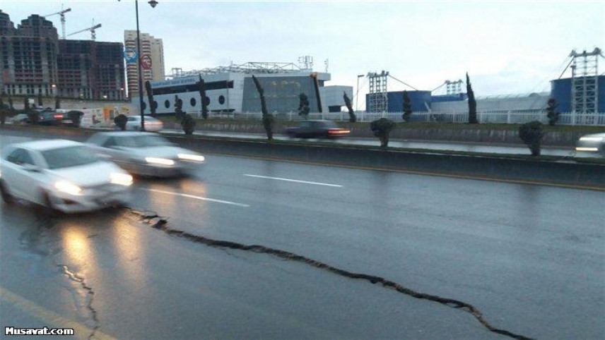 Bakıda yol yenidən çökdü: sürücülər təhlükədə + FOTO