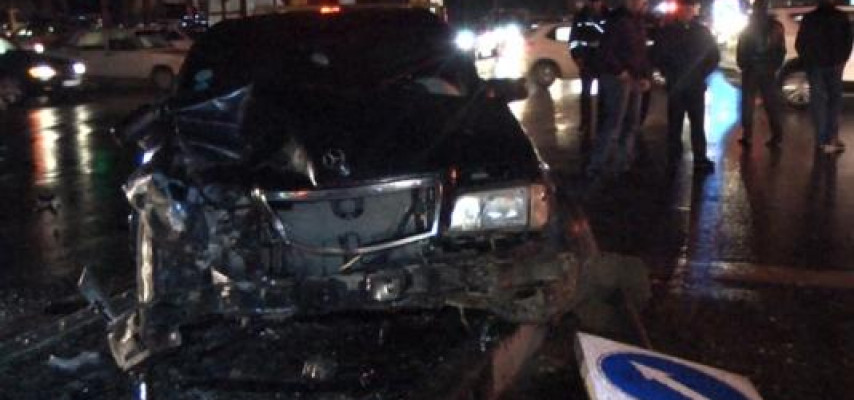 Bakıda iki "Mercedes" toqquşdu