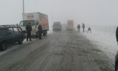 Azərbaycanda bu yollar buz bağlayıb - Yük maşını aşdı