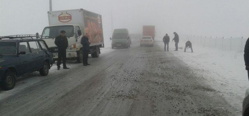 Azərbaycanda bu yollar buz bağlayıb - Yük maşını aşdı