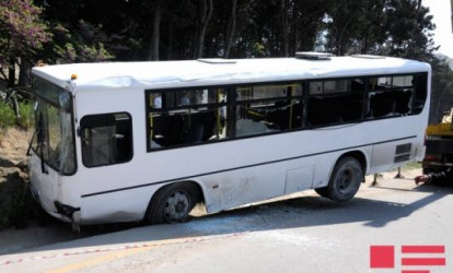 Bakıda avtobus qəzaya düşüb, ölən və xəsarət alanlar var