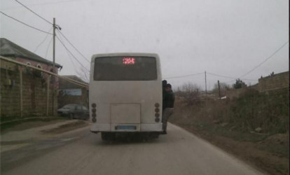 Bakıda sərnişinləri hələ də belə daşıyırlar