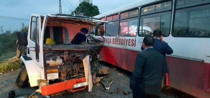 Avtobus tankerlə toqquşdu: 22 yaralı, 1 ölü