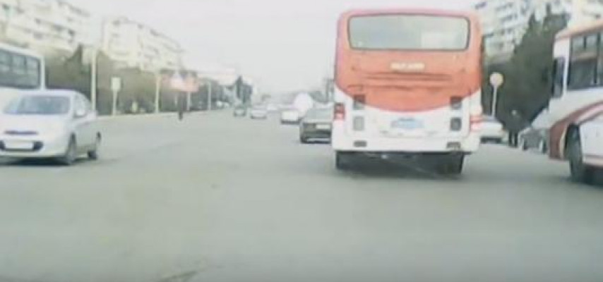 Avtobus sürücüsünün 20 qəpik uğrunda mübarizəsini əks etdirən