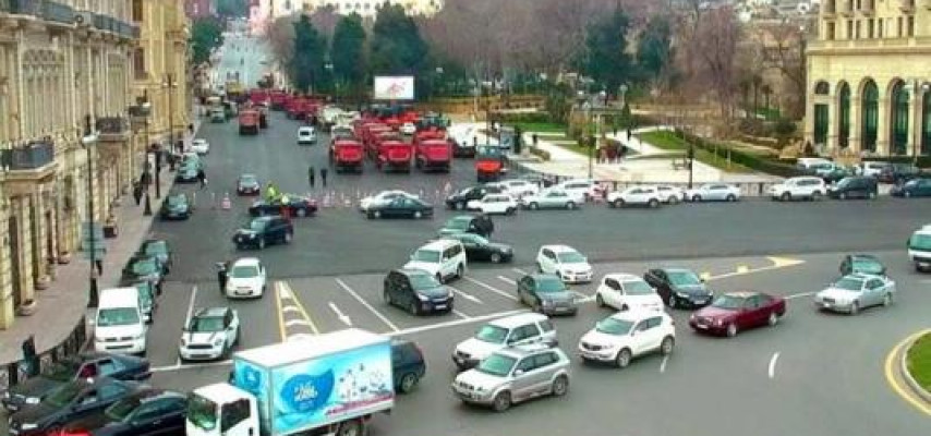 Bakının bəzi mərkəzi küçələrində hərəkət dayandırıldı