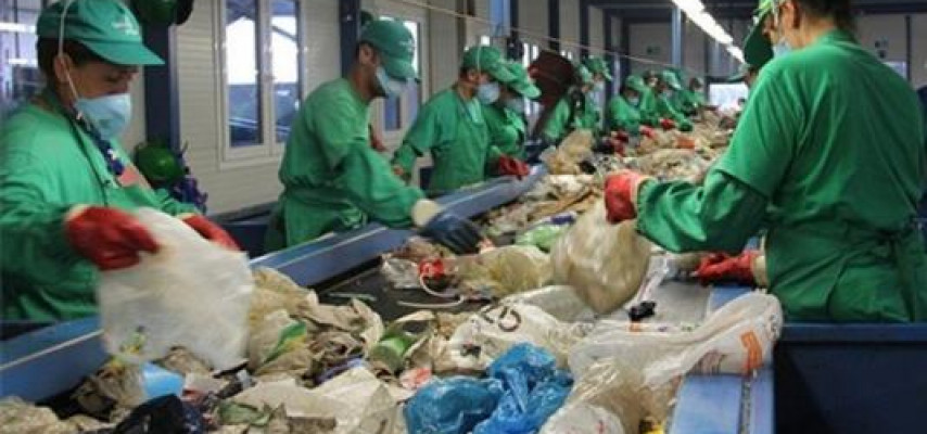 Bakıda zibillikkdən sürücülük vəsiqəsi və 90 kq pul tapıldı