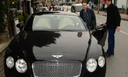 Bu müğənni "Bentley" sürür