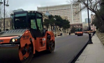 Prezident Adminstrasiyasının qarşısındakı daşlıq yol asfalt oldu