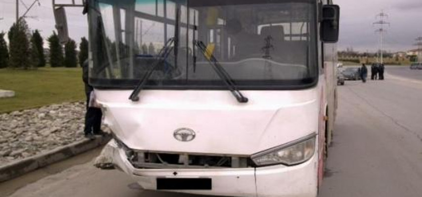 Bakıda avtobus iki məktəblini vurdu: Ölən var