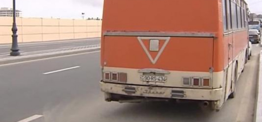 Bu avtobus aylardır yolu zəbt edir
