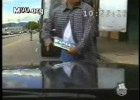 Maşınların şəklini çəkən polisin maşınını soydular