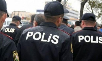 Polislərin poqonlarını qopartdılar