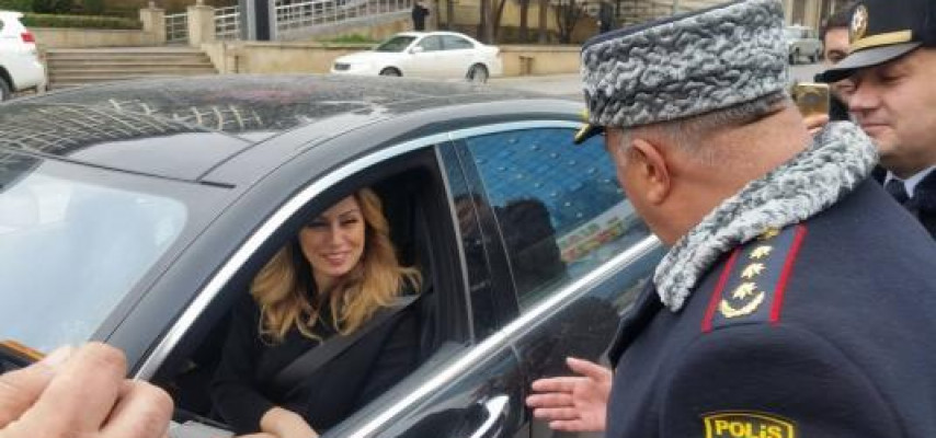 Yol polisi xanım müğənnini «Mercedes S-class»da saxladı