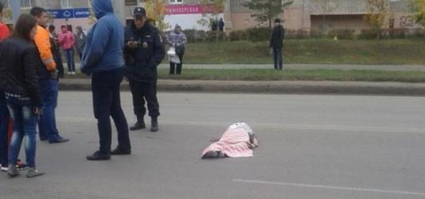 Yolun ortasına uzanan kişinin üstündən maşın keçdi