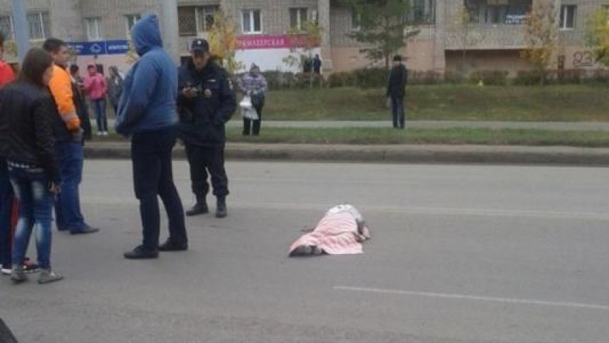 Yolun ortasına uzanan kişinin üstündən maşın keçdi