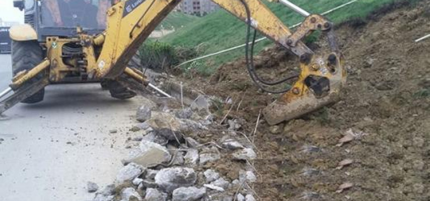 Sumqayıt yolundakı təpələri sökməyə başladılar