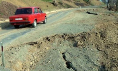 21 yaşayış məntəqəsini birləşdirən yolda sürüşmə aktivləşib