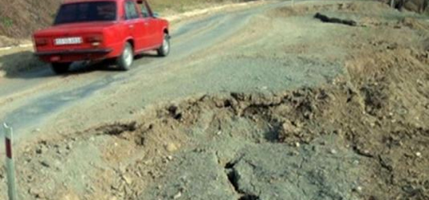 21 yaşayış məntəqəsini birləşdirən yolda sürüşmə aktivləşib