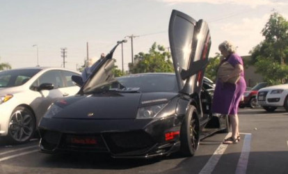 İki nənə, bir Lamborghini