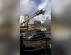 Reklam lövhəsi avtomobillərin üzərinə aşdı