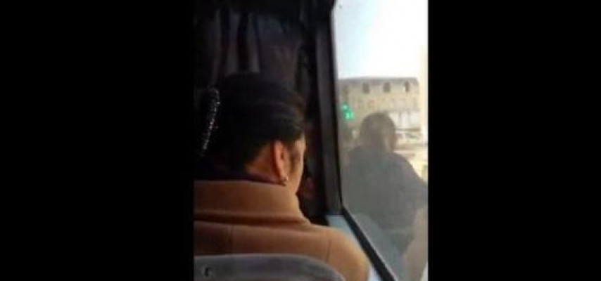 Bakıda avtobus qapısı açıq vəziyyətdə sərnişin daşıyır – VİDEO