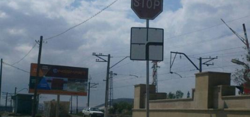 Bakıda gülməli yol nişanları – Həm baş yoldur, həm də dayanmalısız