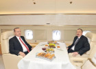 İlham Əliyev Ərdoğan təyyarədə çay süfrəsində