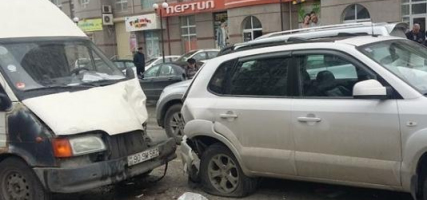Polis serjantı qəza törətdi - 4 maşın toqquşdu