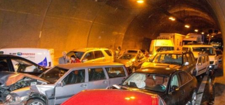Tuneldə 10 maşın toqquşdu: ölən və yaralananlar var