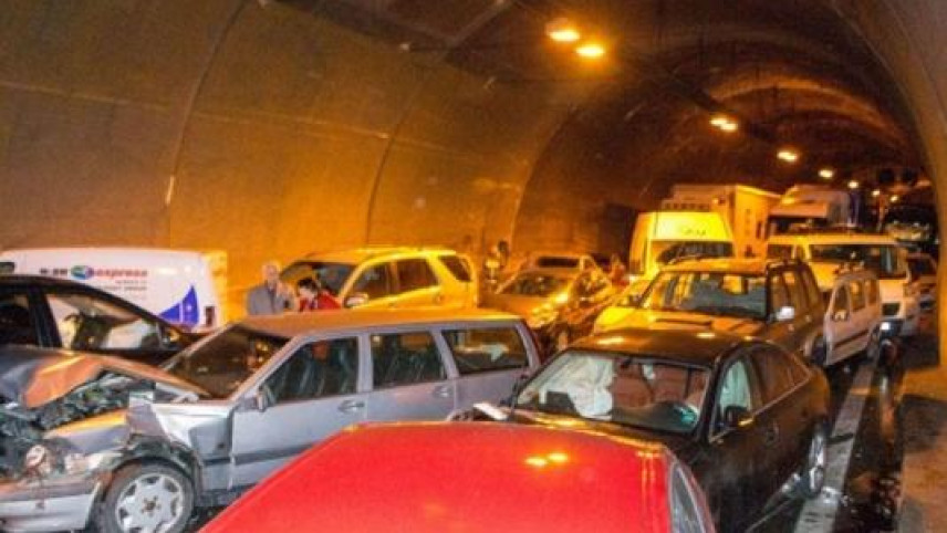 Tuneldə 10 maşın toqquşdu: ölən və yaralananlar var