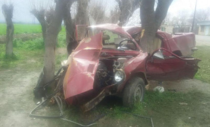 Toydan qayıdanlar qəzaya düşdü: 2 ölü, 4 yaralı