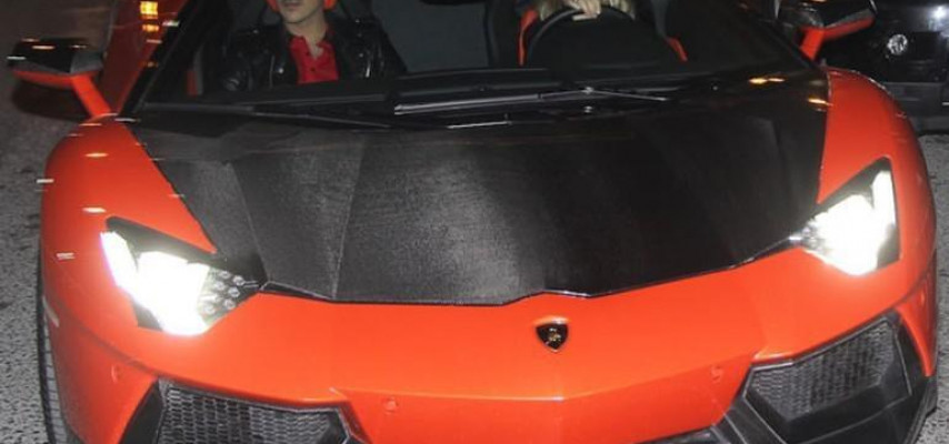 Dörd ildir eyni ayaqqabı geyinsə də, "Lamborghini" sürür