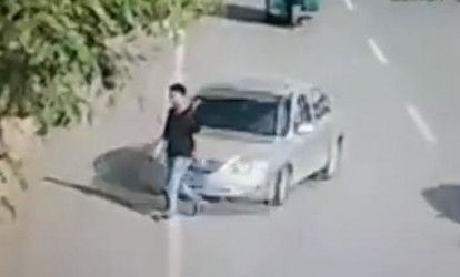 Yolu keçən oğlanın maşınla vurulma anı kameralarda