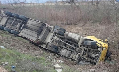 Sürücü yatdı - Yük maşını belə aşdı - FOTOLAR